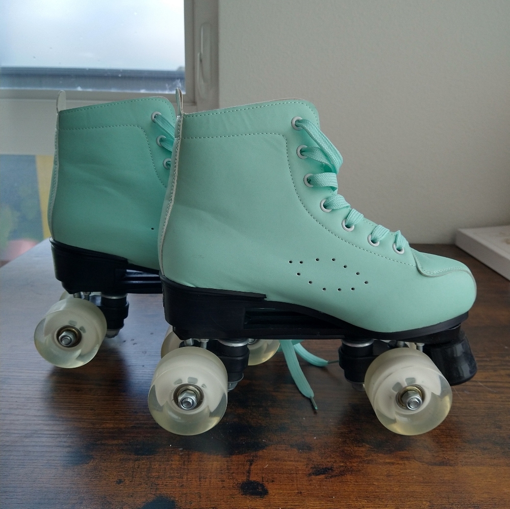 Light Blue Roller Skates & black kneepads